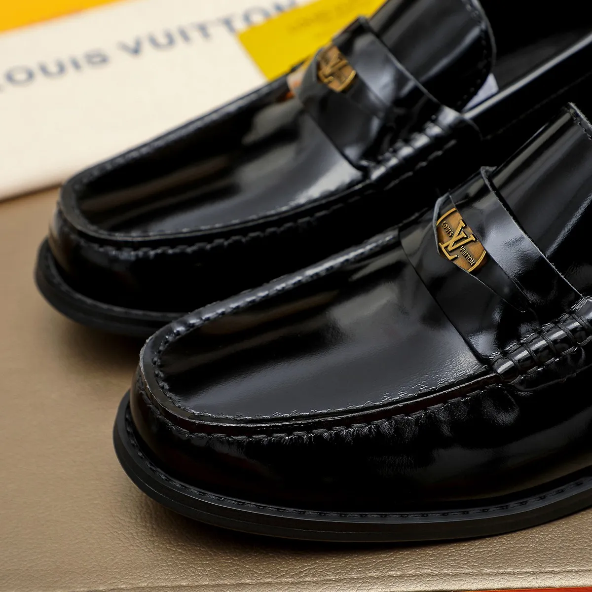 Men's shoes 460 💰 Louis Vuitton LV ® 🆕 model 🔛 full shoe counter, first layer cowhide, 🐂leather lining casual shoes for men, super soft outsole, a must-have for driving. Synchronized with the counter, original first layer cowhide, completely 1:1 mold customization 🌹 top version, color optional! Number: 38-44 (45.46 customized)